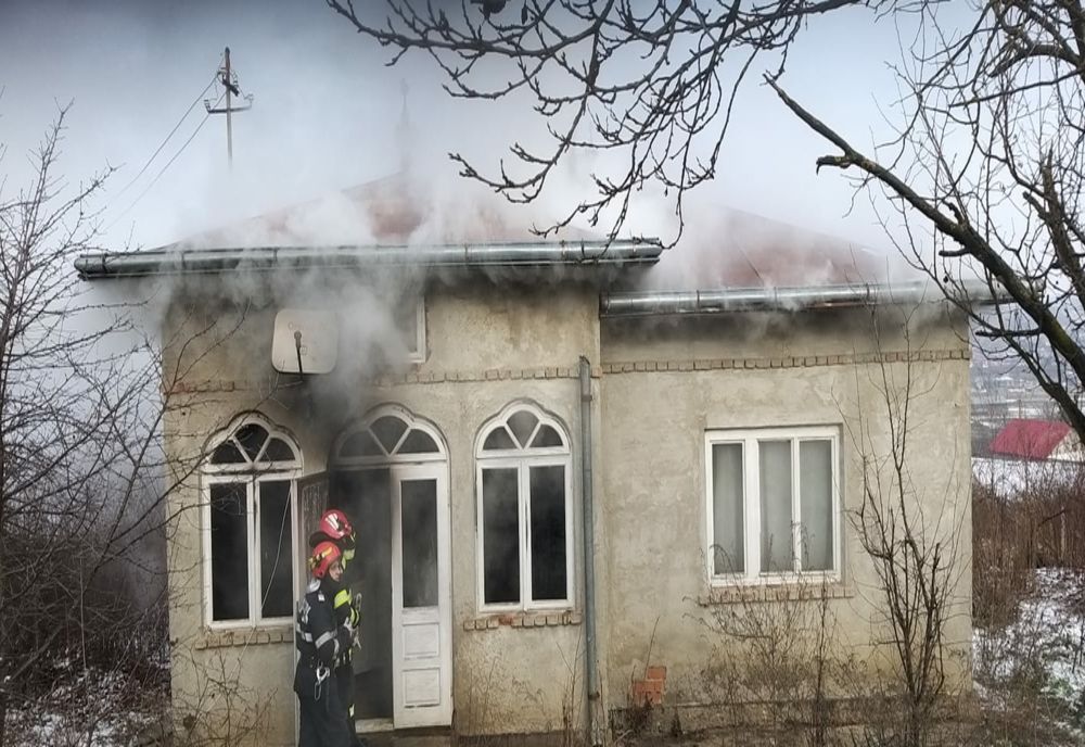 Un bărbat a ajuns la spital cu arsuri de gradul II și III pe față și pe mâna stângă, după ce a încercat să aprindă focul în sobă cu benzină