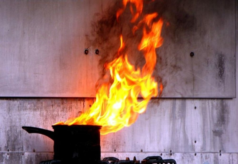 O oală uitată pe foc a stârnit panica într-un bloc din Botoșani