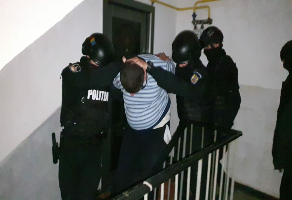 FOTO/VIDEO Intrare în forţă în locuinţa unde un bărbat îşi ţinea sechestrată soția 