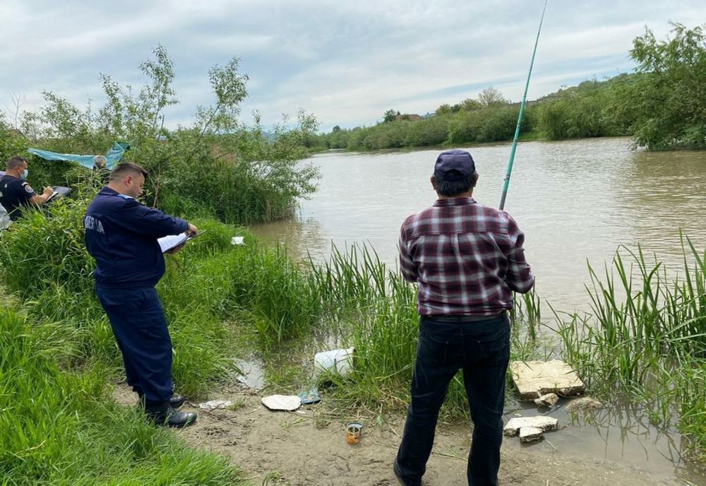 Pescari amendați de jandarmi