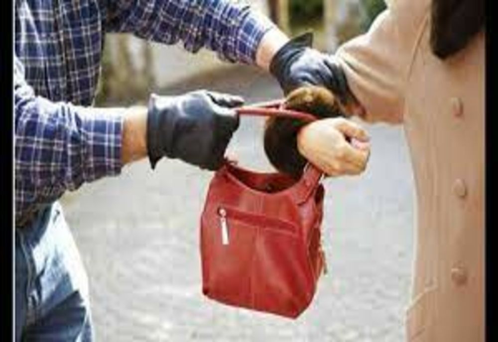 Tâlhărită în plină stradă pentru 100 de lei