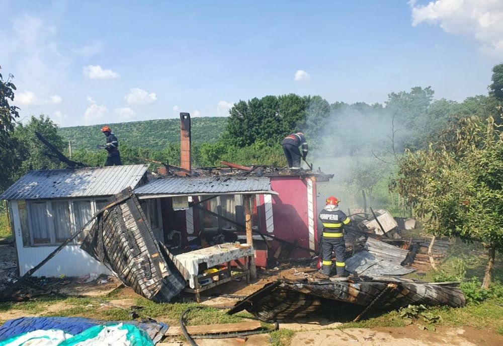Familie cu 5 copii, rămasă fără acoperișul casei, mistuit de foc