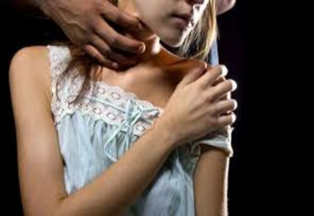 Minoră pipăită într-un club! Agresorul, reținut