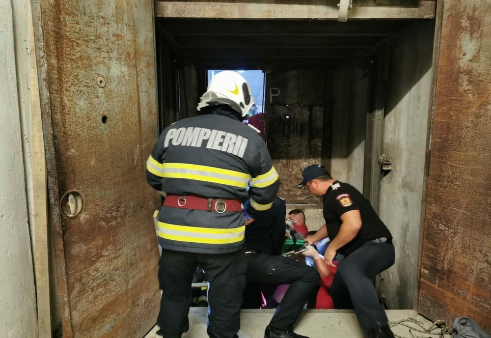 Bărbat căzut în casa unui lift