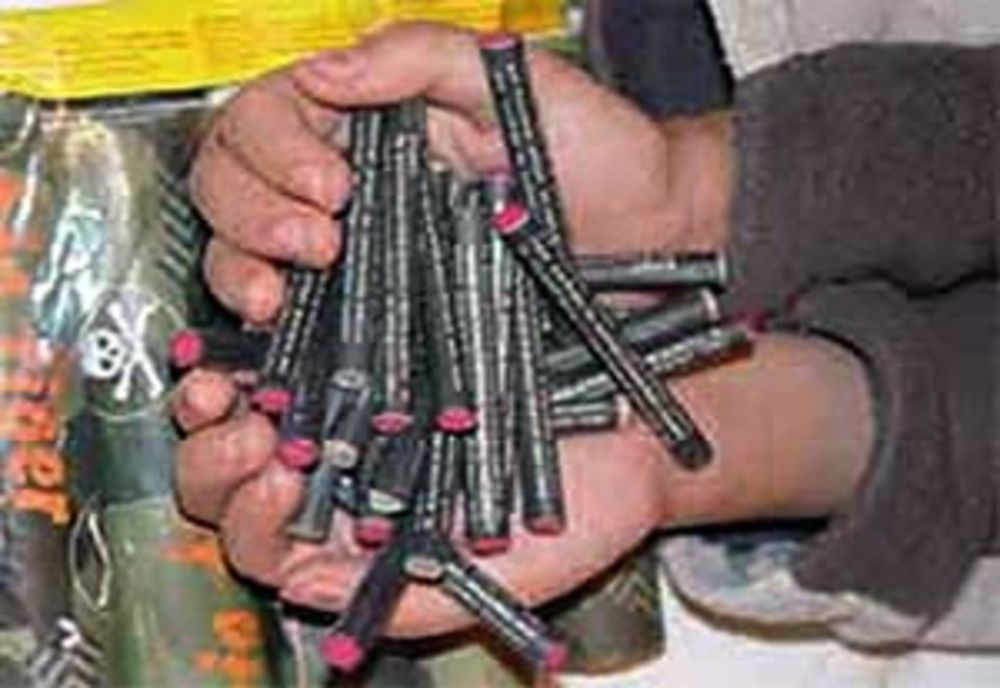 Prins cu articole pirotehnice la vânzare