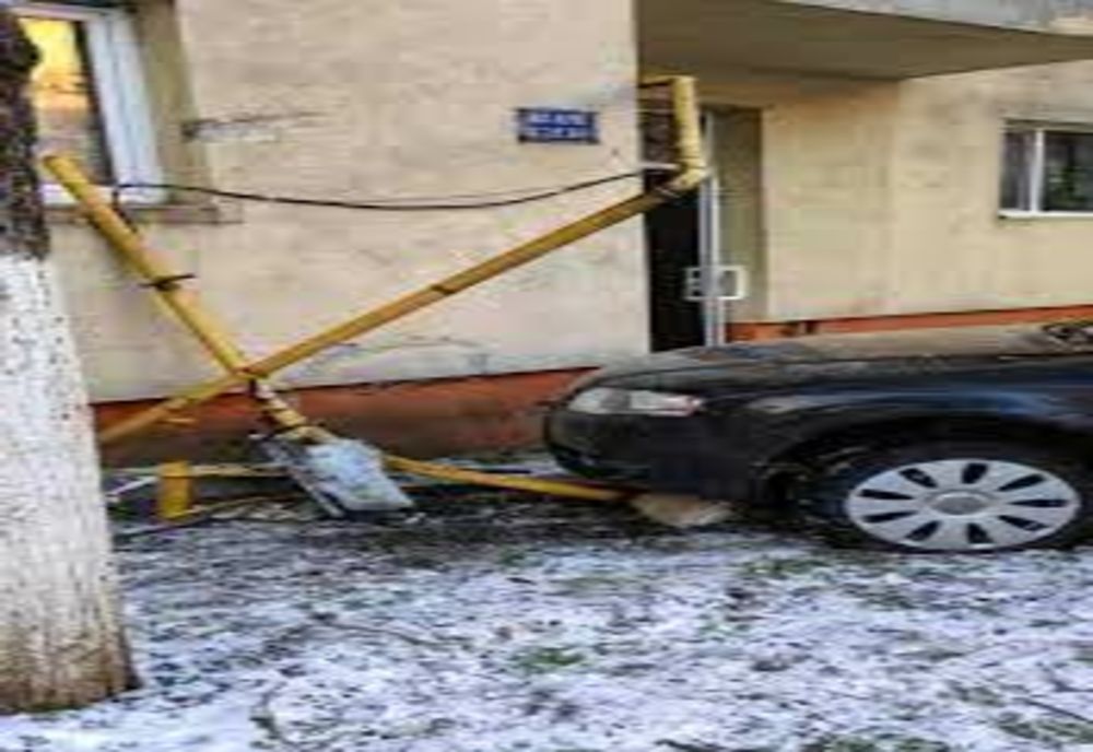 Aproape de comă alcoolică, un botoșănean a intrat cu mașina într-o conductă de gaz