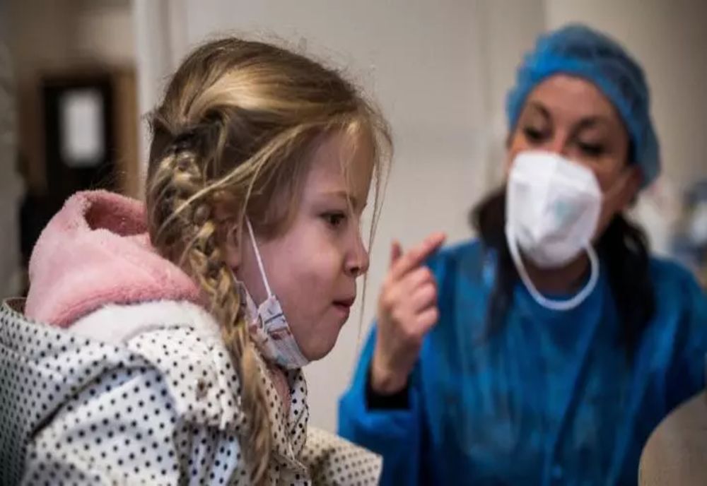 Peste 10 milioane de teste anti-Covid au ajuns în școli. 46 de unități funcționează online