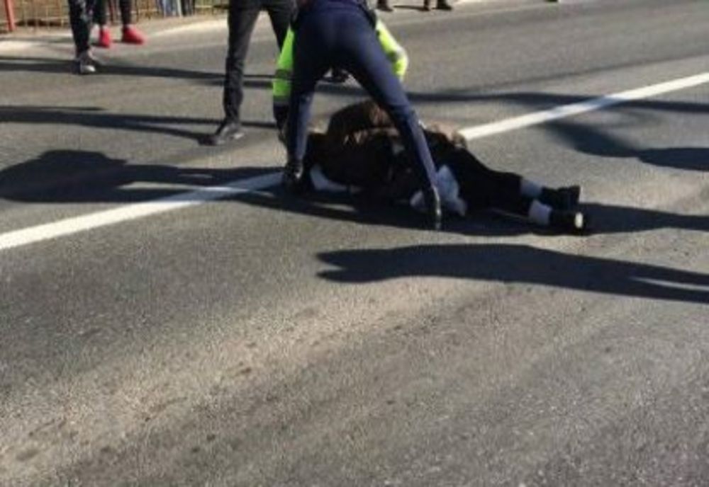 Bătân neatent, lovit în plin de o mașină