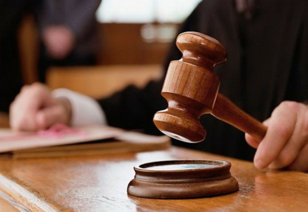 Agresori judecați în libertate după ce au bătut cu bâtele doi bărbați