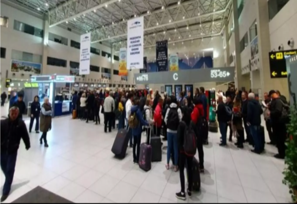 HAOS pe Aeroportul Otopeni - VACANȚĂ LA COADĂ. Trimite imaginile neputinței și ia atitudine!
