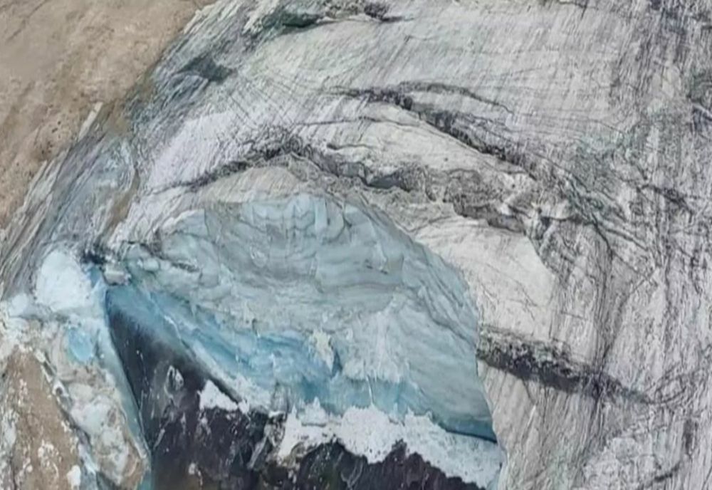 Mai mulți români, dispăruți după prăbușirea ghețarului Marmolada