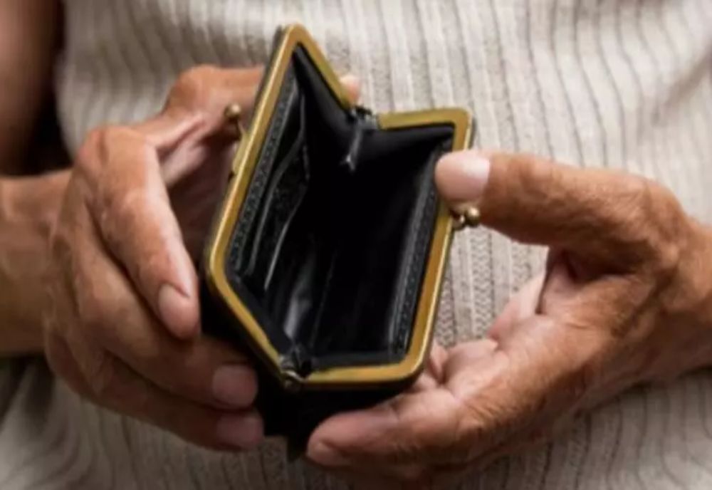 Pensionarii României au ajuns la fundul sacului! Seniorii se împrumută la C.A.R pentru mâncare și medicamente