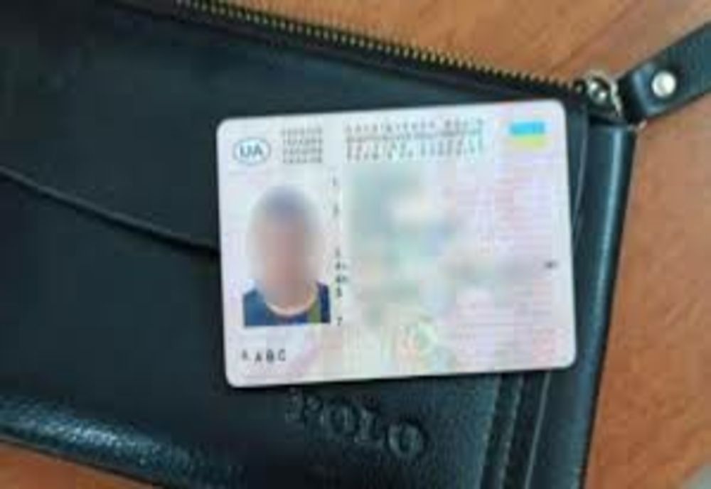 Călătorea spre Europa cu un permis de conducere fals  în borsetă
