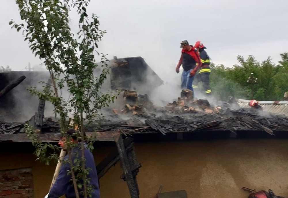 O familie din comuna Sulița a rămas fără acoperiș deasupra capului