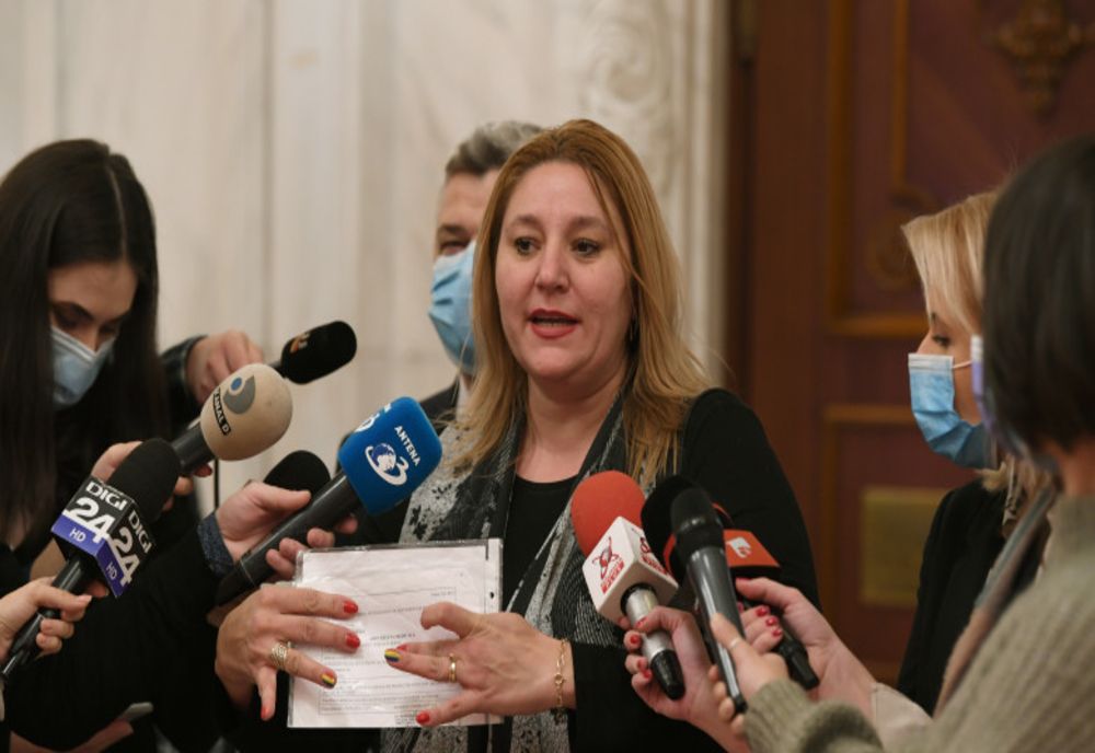 Diana Șoșoacă s-a apucat de cântat: Cum a interpretat „Mărioară de la Gorj - Imagini virale. Val de glume pe internet
