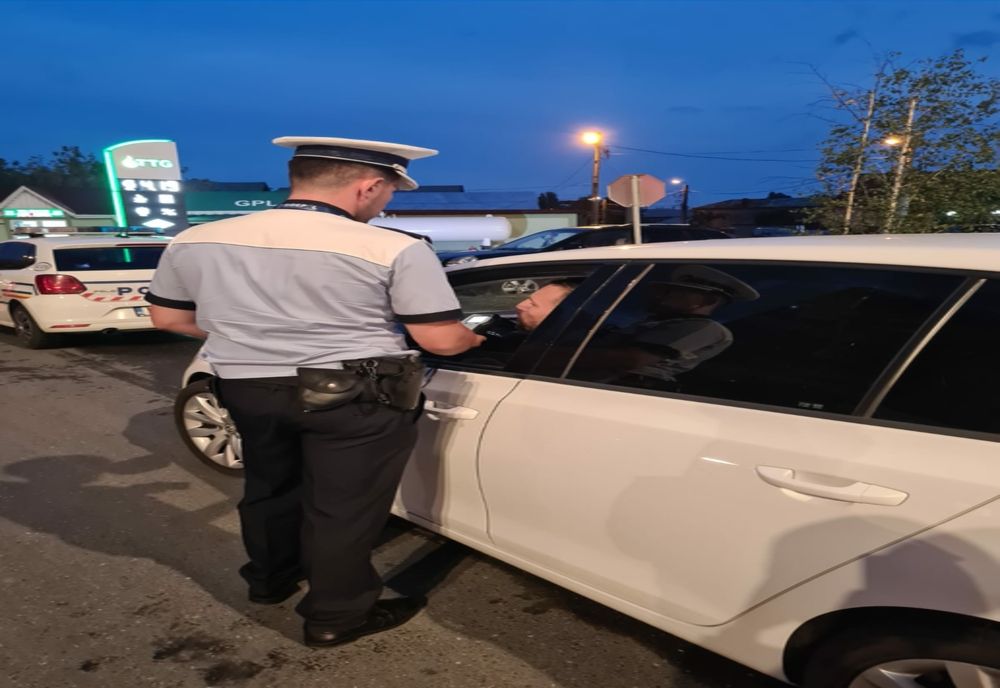 S-a urcat la volan, deși nu avea permis! Acum are dosar penal