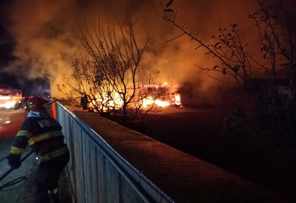 Gospodărie mistuită de flăcări în Bucecea