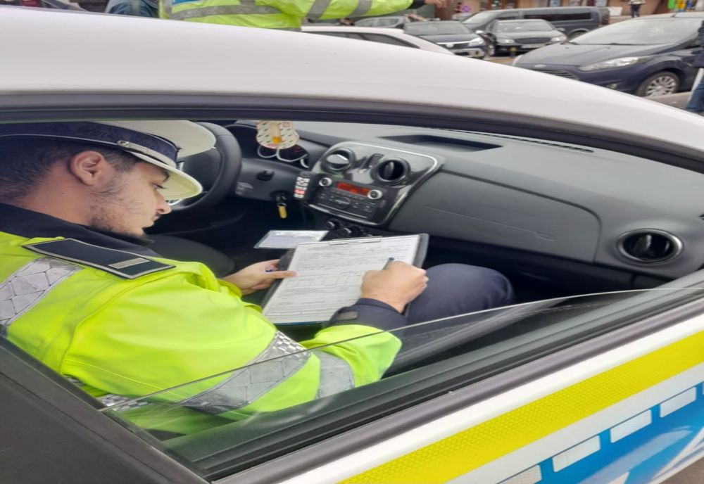 Contrabandist de țigări prins fără asigurare obligatorie la autoturism. Bărbatul a fost amendat și a rămas și fără mașină