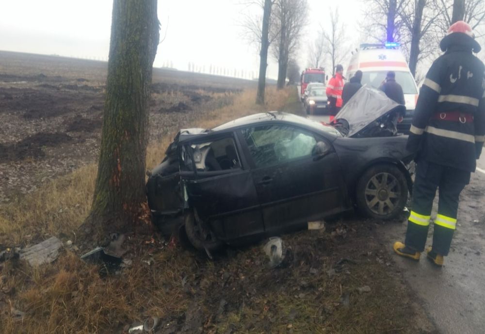 Un tânăr a trecut pe lângă moarte după ce s-a izbit cu mașina de un copac