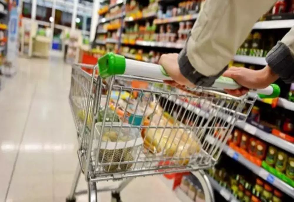 A umplut coșul cu cumpărături apoi a „uitat” să plătească. Bărbatul din Botoșani s-a ales cu dosal penal pentru furt