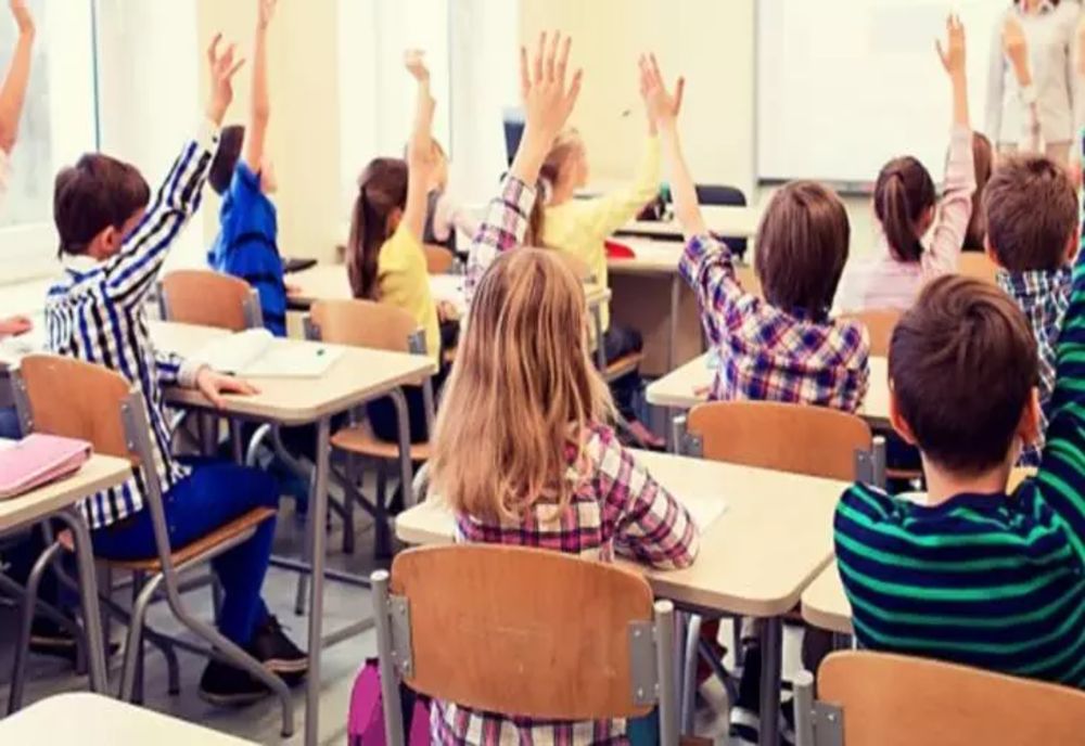 Bani de la Guvern pentru elevii și studenții care fac voluntariat