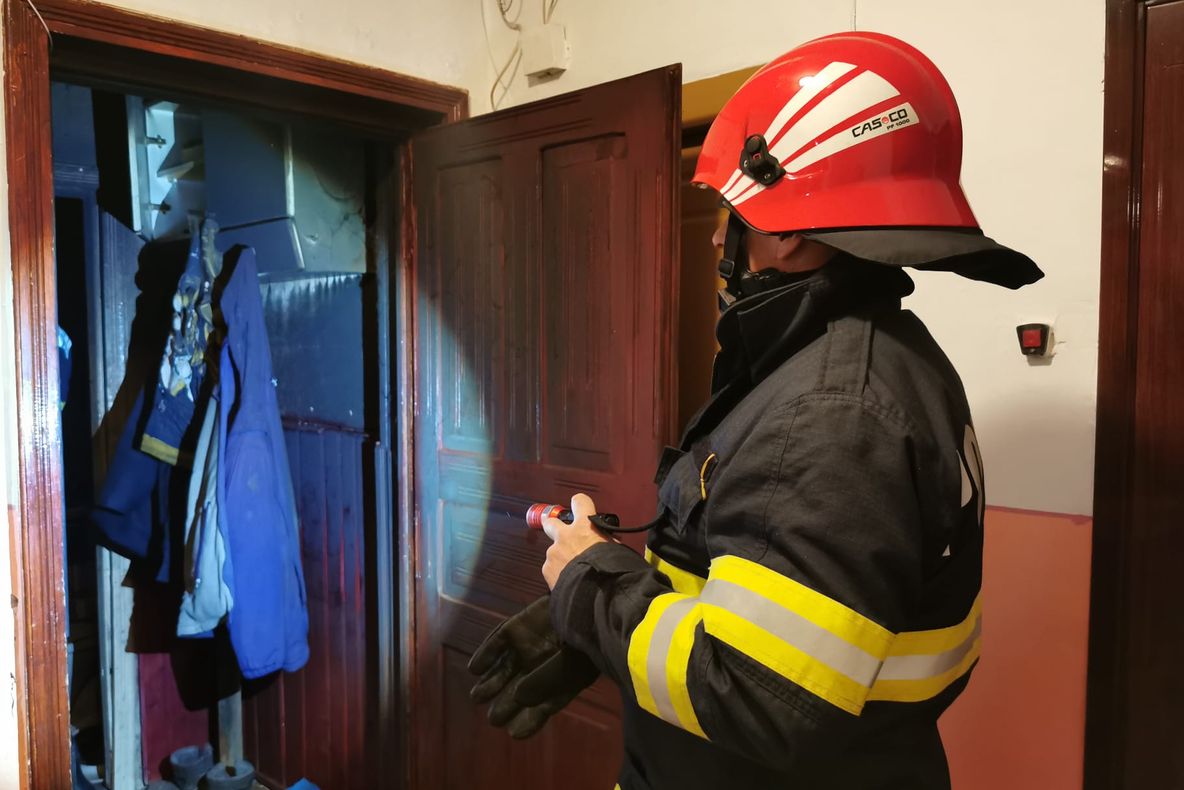 Un tânăr, găsit inconștient în baie. Garsoniera sa era cuprinsă de flăcări