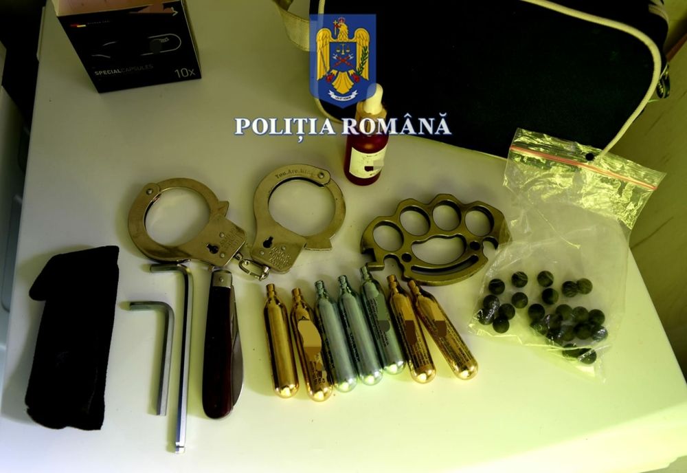 Și-a pus iubita să se prostituieze, iar împreună cu ea au șantajat și bătut un client