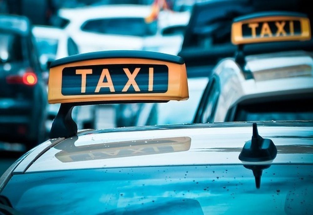 Taximetrist bătut de doi pietoni. De la ce a pornit agresiunea