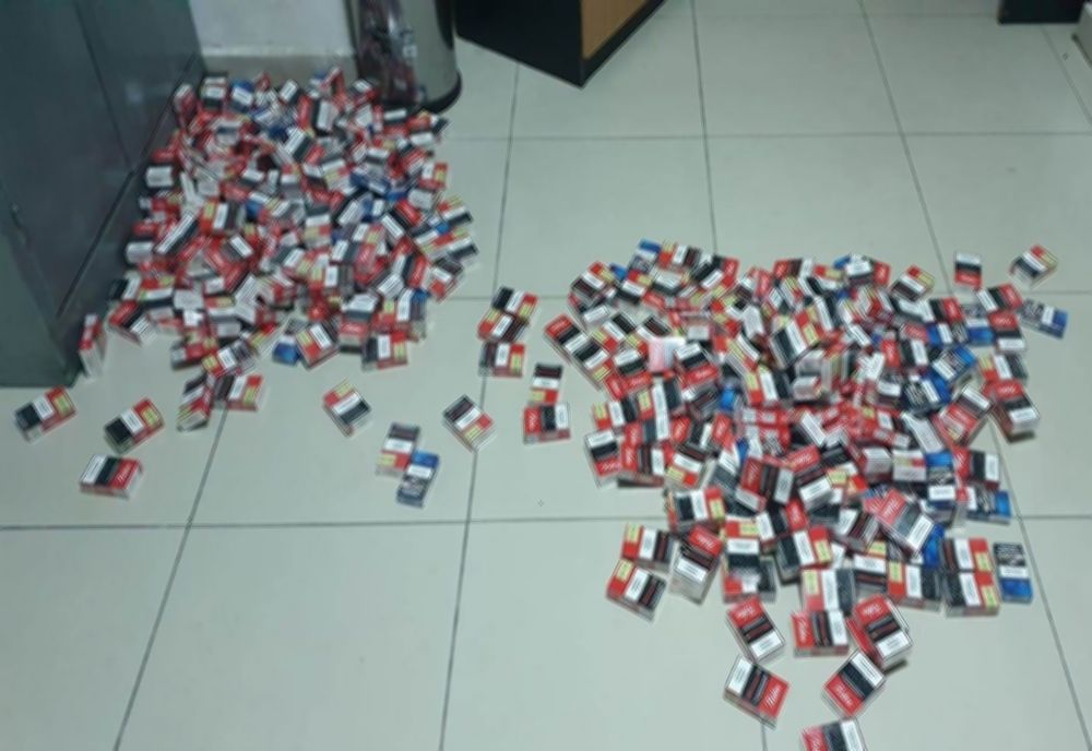 Autoturism „burdușit” cu ţigări de contrabandă, depistat în Vama Stânca