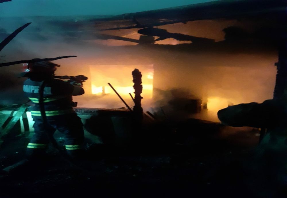 Și-a pierdut viața în casa cuprinsă de flăcări! Incendiul a pornit de la o lumânare