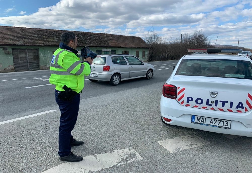 Un tânăr în vârstă de 20 de ani a fost prins de polițiști în timp ce conducea, în localitate, cu 200 km/h
