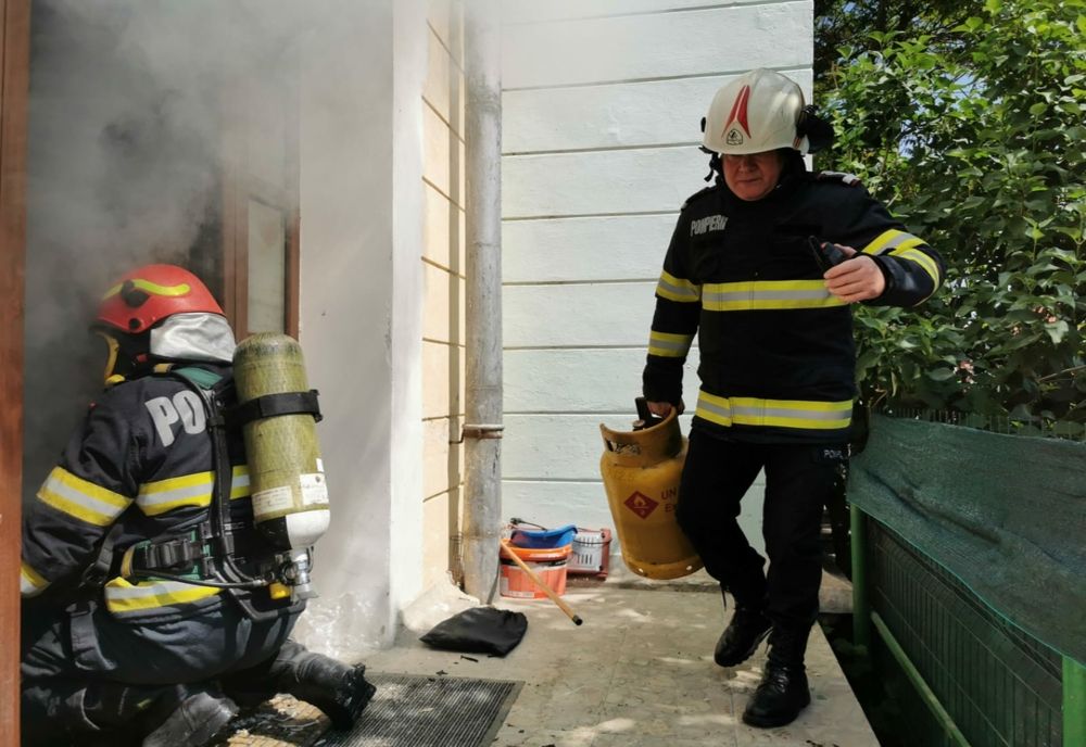 Pericol de explozie la o locuință care a luat foc din cauza unei butelii.  Un tânăr a ajuns la spital