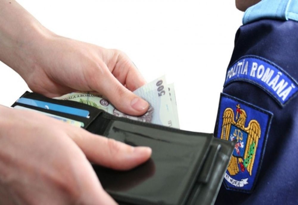 Polițist din Botoșani, reținut pentru mită și pentru că a divulgat unui jurnalist informații secrete
