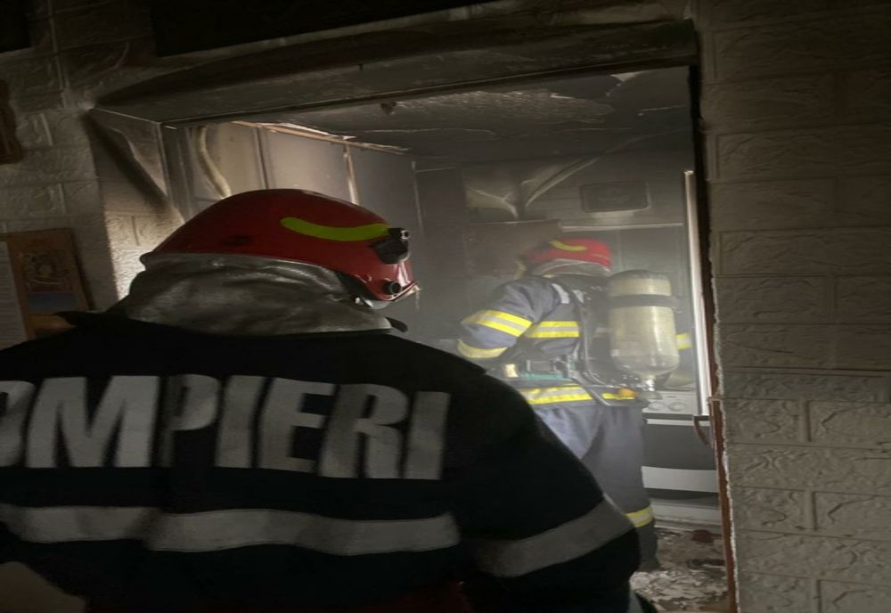 O lumânare nesupravegheată a aprins o garsonieră în Botoșani