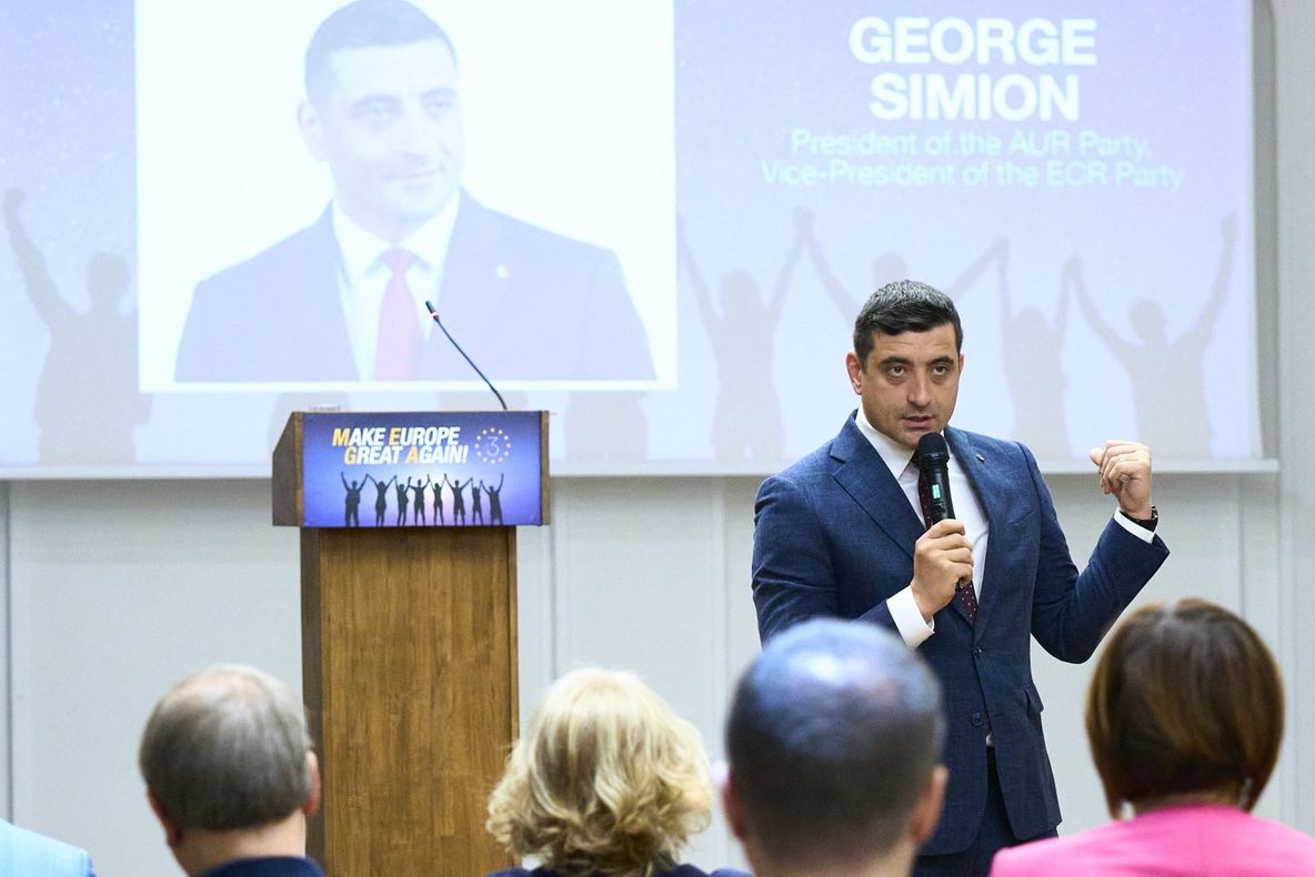 GEORGE SIMION: „UNIȚI SUNTEM MEGA. UNIȚI SUNTEM PUTERNICI! AVEM DATORIA SĂ RECONSTRUIM ȘI SĂ FACEM DIN NOU MĂREȚ CONTINENTUL NOSTRU!”