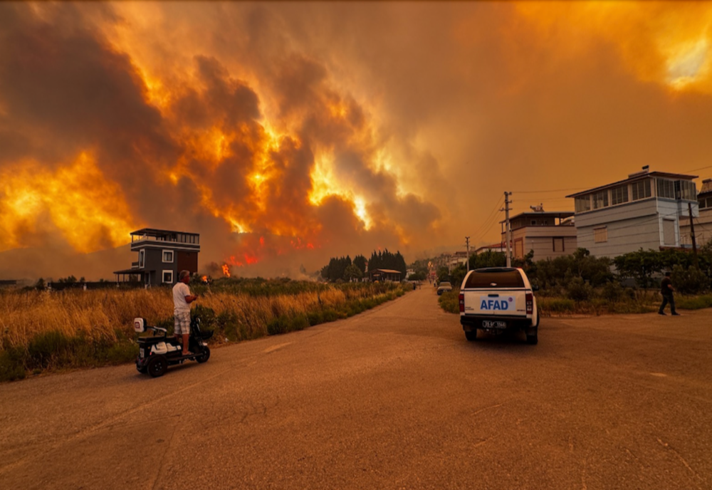 INCENDII DEVASTATOARE ÎN GRECIA ȘI TURCIA. MII DE PERSOANE EVACUATE, DOI MORȚI ÎN IZMIR