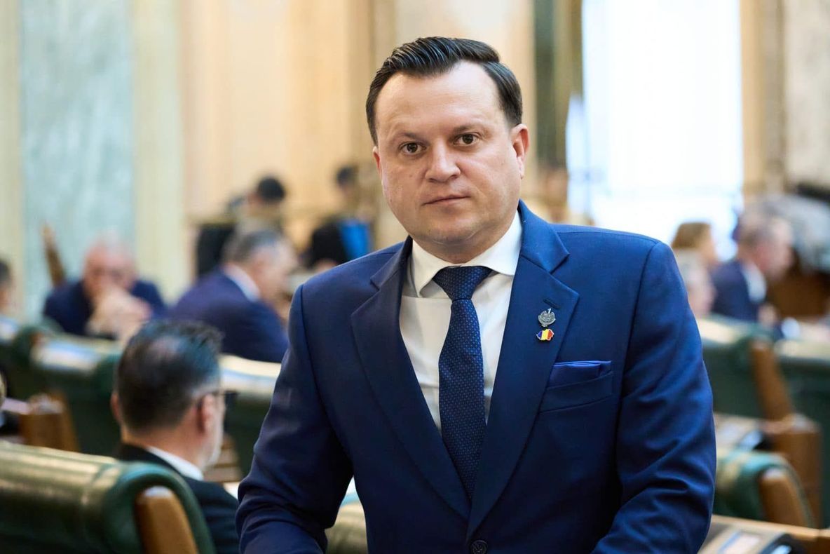 CĂTĂLIN SILEGEANU, SENATOR AUR: „GUVERNUL MAI INVENTEAZĂ O AMENDĂ PENTRU MICII GOSPODARI, DAR ÎNCHIDE OCHII LA PALATELE RIDICATE ILEGAL”