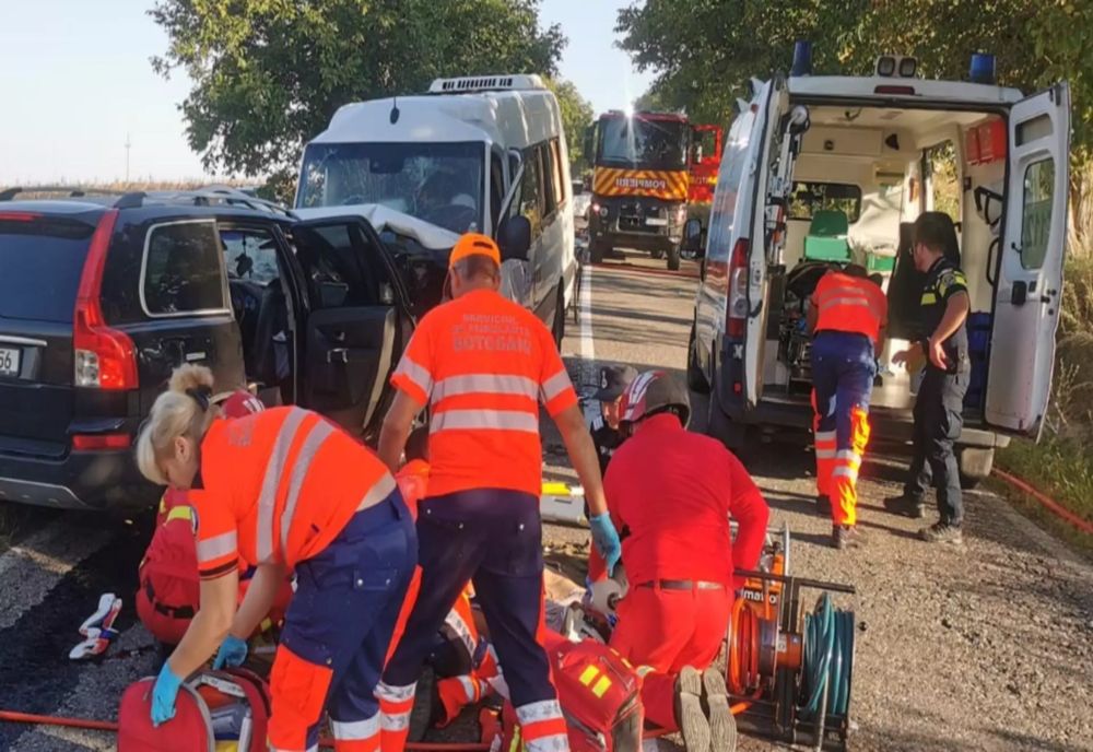 ACCIDENT GRAV ÎNTRE UN AUTOCAR ȘI UN AUTOTURISM, ÎN JUDEȚUL BOTOȘANI. PLANUL ROȘU DE INTERVENȚIE ACTIVAT