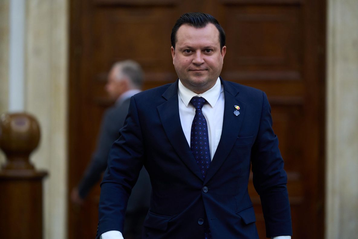 CĂTĂLIN SILEGEANU: „EDUCAȚIA ROMÂNEASCĂ SÂNGEREAZĂ! PROFESORII SUNT UMILIȚI, ELEVII SUNT ABANDONAȚI.”