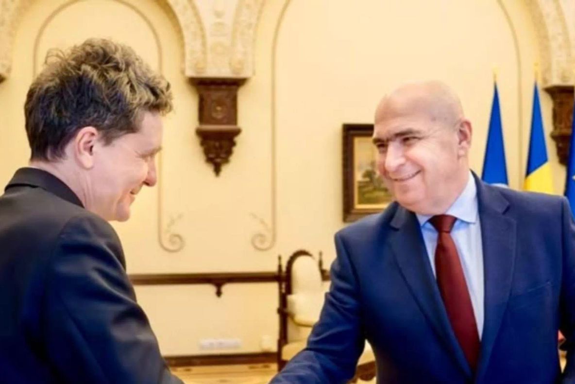 Bolojan promite tăieri, dar statul a angajat 1.500 de oameni într-o singură lună: cureaua se strânge doar pentru cetățeni