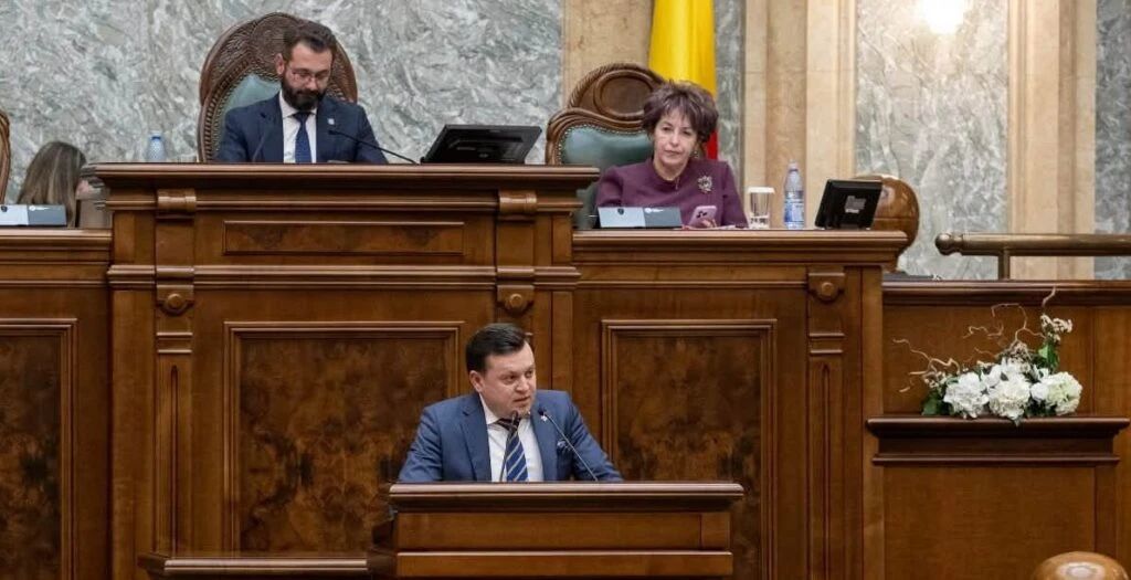 Senatul a adoptat aproape unanim legea care recunoaște gărzile medicilor ca vechime în muncă