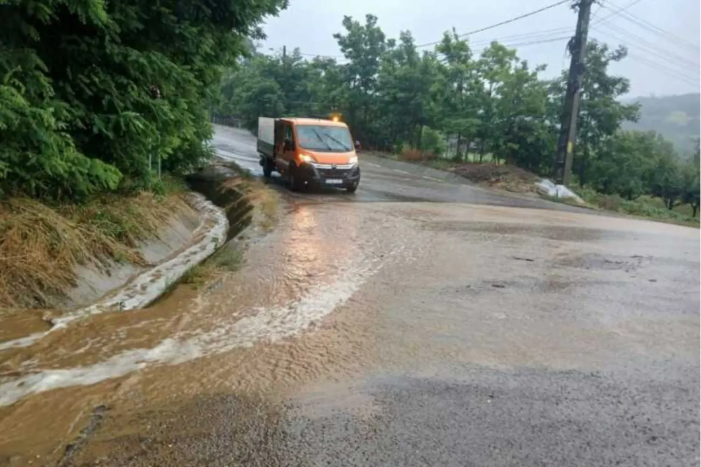 Haos în județul Botoșani. Circulația pe DN 29C și DN 29F este îngreunată din cauza apei de pe carosabil