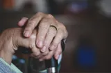 Mii de români, în pericol la pensie. Ce faci dacă ai pierdut cartea de muncă și cum îți dovedești vechimea