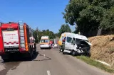  Accident cu 10 persoane la Botoșani. Impact violent între un microbuz și un autoturism - FOTO