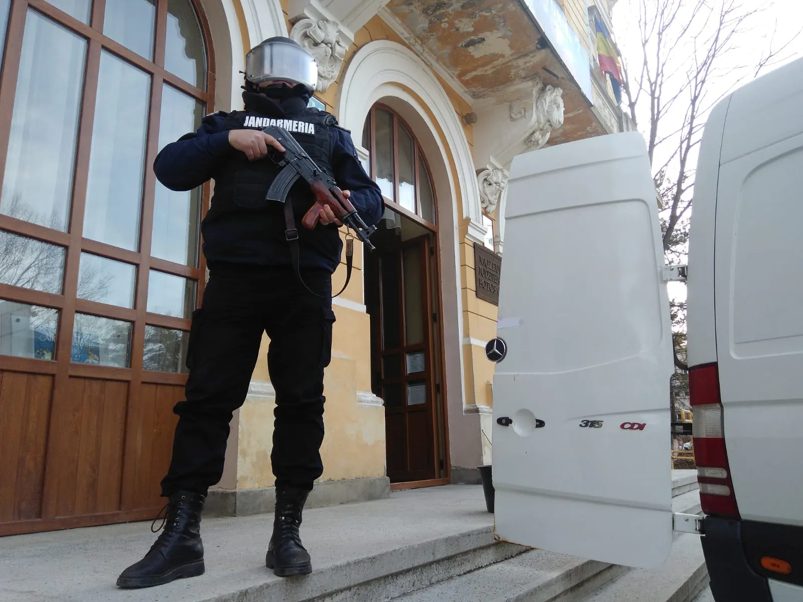 jandarm cu arma