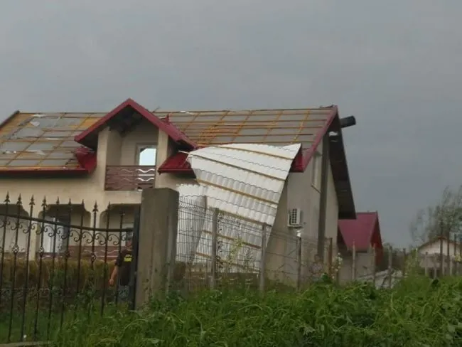 2-localitate-din-botosani-lovita-de-vijelie-imagini-cu-copaci-rupti-din-curtile-oamenilor-pagube-insemnate-video-galerie-foto