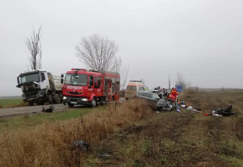 Accident pe DN 29. O persoană a rămas încarcerată FOTO