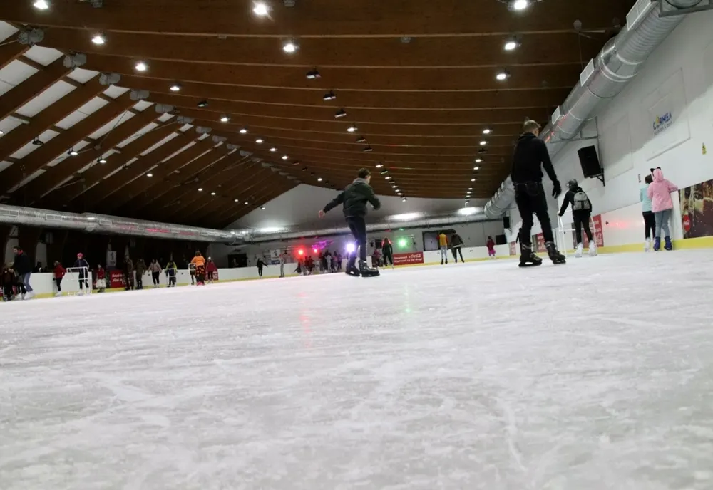 Copiii cu probleme medicale vor avea acces gratuit la piscina și patinoarul Cornișa
