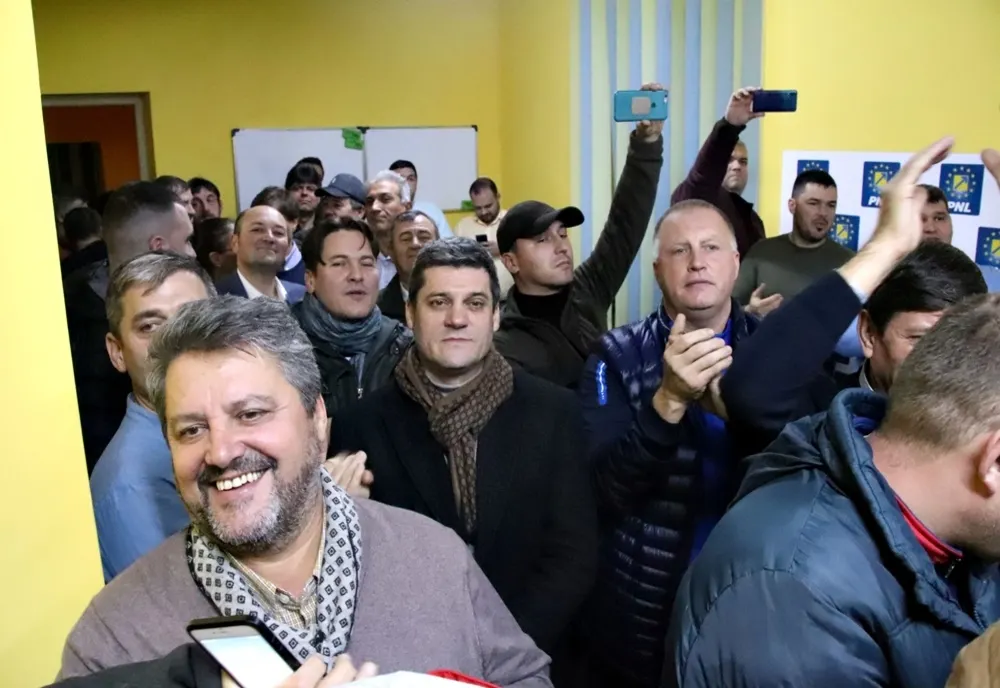 ALEGERI PREZIDENȚIALE 2019. Sărbătoare la sediul PNL, atmosferă de înmormântare la PSD FOTO&VIDEO
