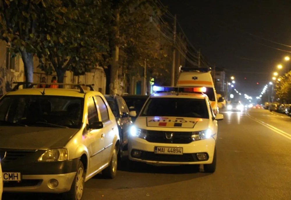 A încercat să fugă de polițiști și s-a izbit cu mașina într-un chioșc